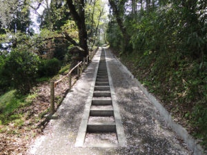 八幡崎口から八幡神社までは舗装されている：山形市の長谷堂城跡公園を歩く － 2018年4月