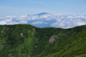 奥に鳥海山が見えた：月山に登る － 2018年8月
