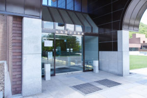 福島県立美術館の玄関：「イラストレーター 安西水丸」展を福島県立美術館で観る