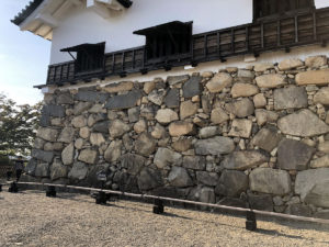 石垣は「牛蒡積み」という積み方：彦根城で「ひこにゃん」と会う