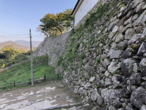 石垣が続く：彦根城で「ひこにゃん」と会う