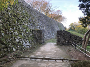 黒門山道の門跡：彦根城で「ひこにゃん」と会う