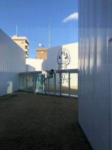 「夜露死苦ガール２０１２」奈良美智：十和田市現代美術館