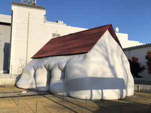 「ファット・ハウス」エルヴィン・ヴルム：十和田市現代美術館