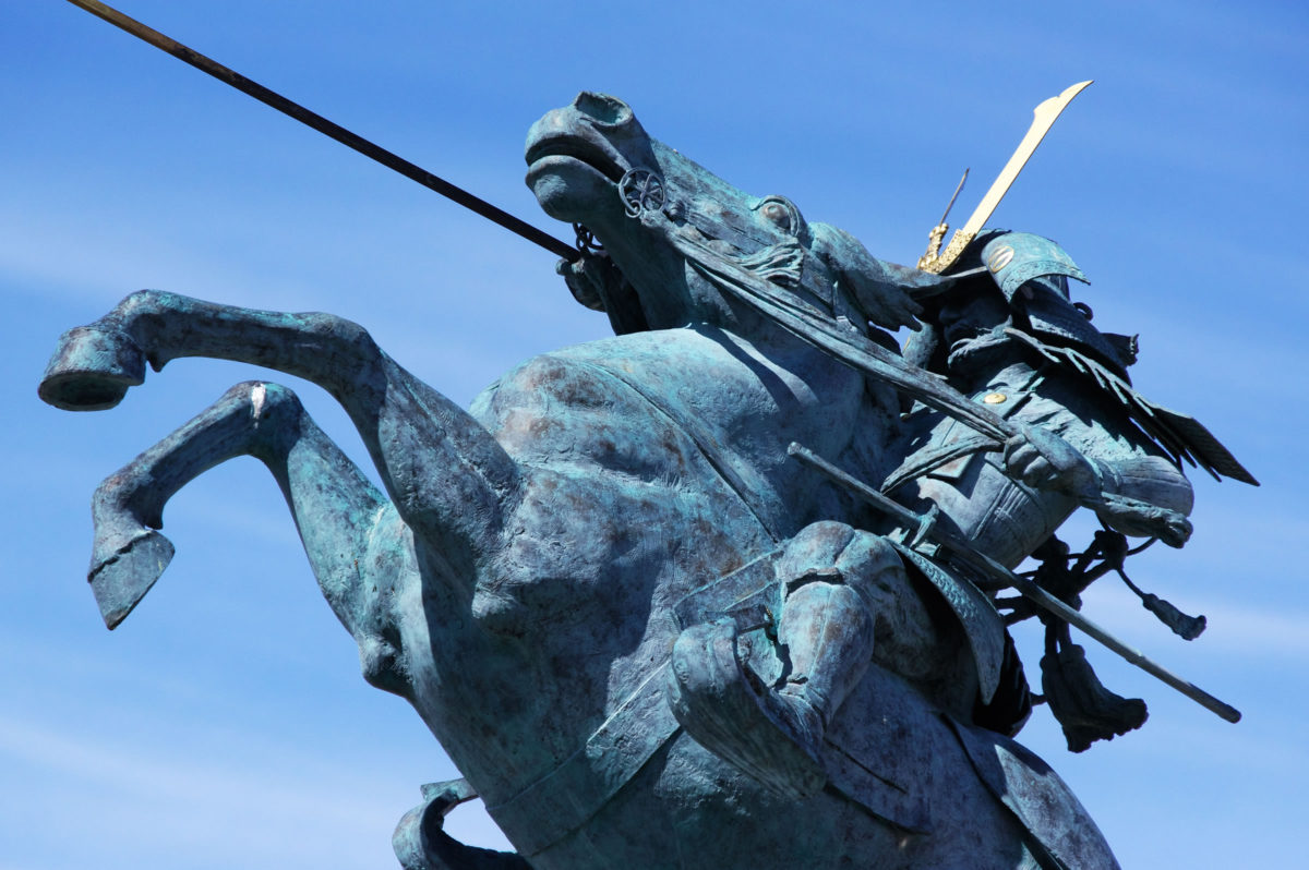 霞城公園の最上義光騎馬像：迫力がある