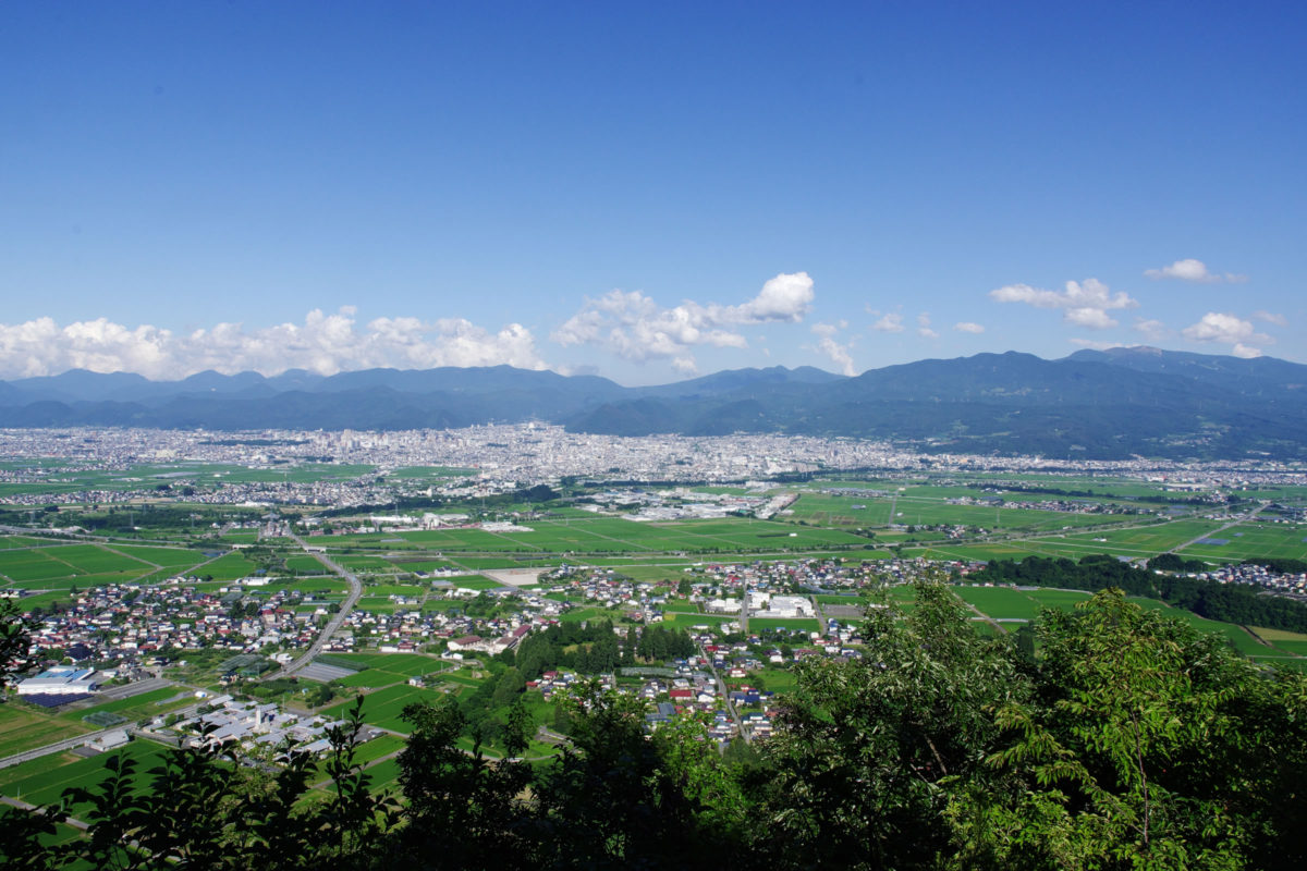 頂上からは村山盆地を見渡すことができる村山盆地を見渡すことができる：山形市・富神山登山　2020年7月19日